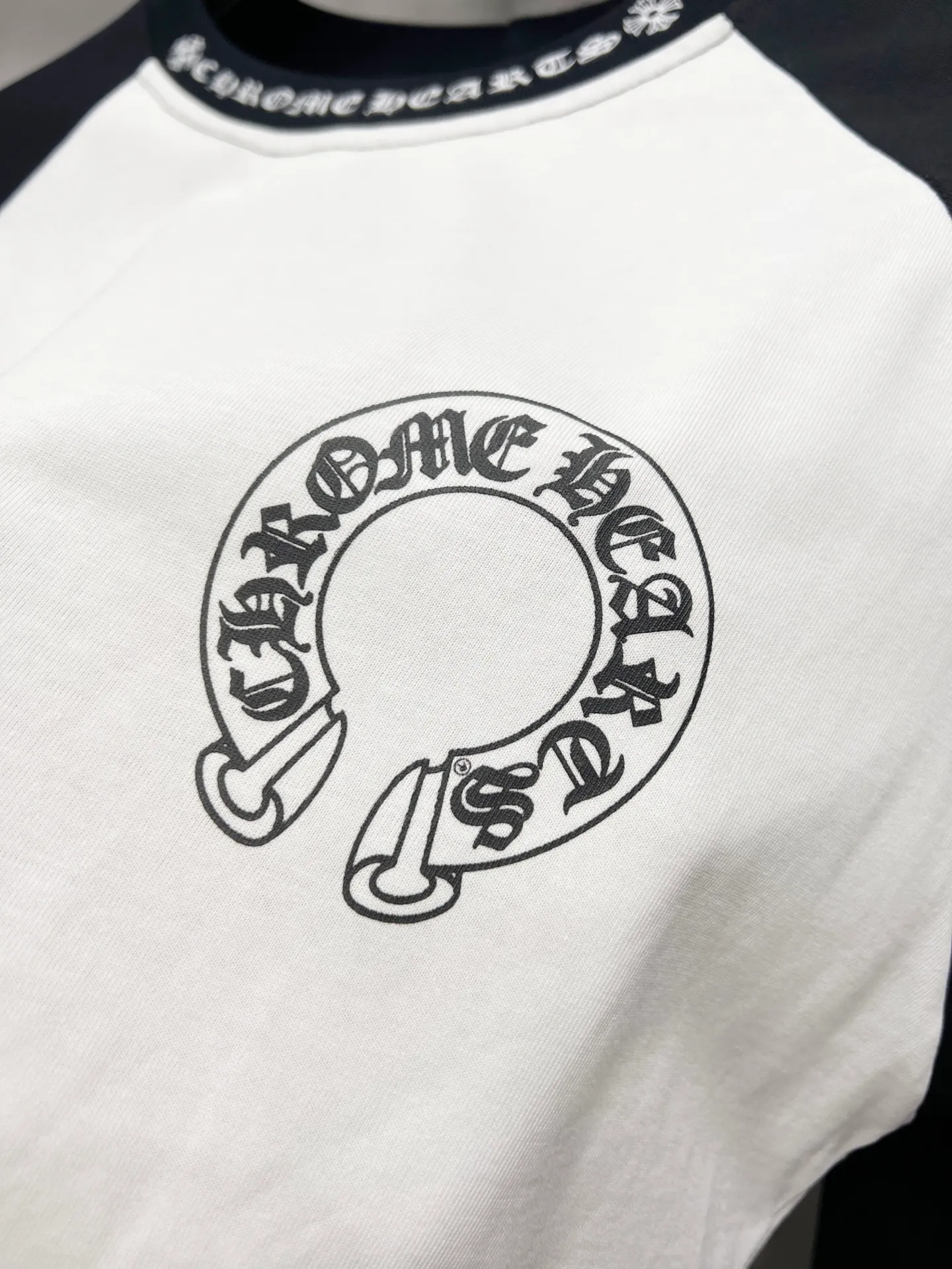 P140 Style number: YC41 Chrome Hearts 23ss Sanskrit horseshoe splicing printed popular long-sleeved T-shirt The fabric is custom-woven and dyed 32-woven 260g pure cotton single-sided reactive dyeing. The whole garment is printed using thermosetting ink materials and is printed by hand. The sleeves are printed using the original foaming process. The feel is not a single glue smooth effect and will have a frosted feel. Large quantities are in stock. Same style for men and women. Size: S M L XL